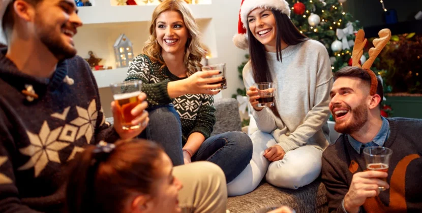 Crăciun cu familia: cum depășești situațiile delicate. Ce faci când un invitat bea prea mult sau face comentarii jignitoare
