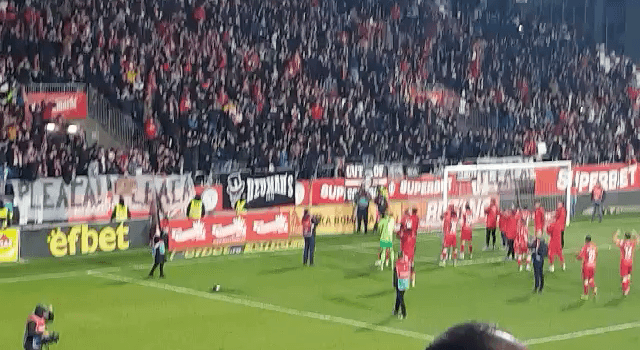 Spectacol în tribune și pe teren, la Arad. Mesaje anti-FCSB în peluză FOTO VIDEO