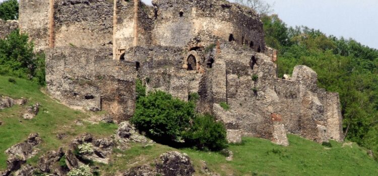 Legendele celor trei cetăți medievale din Arad. Şoimoş, Dezna şi Şiria au fost ridicate de trei surori pe care s-a mâniat Dumnezeu
