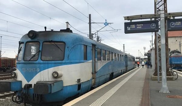 Șef de tren înjunghiat de un călător, în trenul Budapesta-Timișoara. Martorii au fugit din vagon