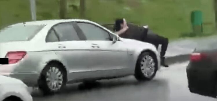 Femeie luată pe capotă de o șoferiță după o ceartă în trafic. Imagini halucinante VIDEO