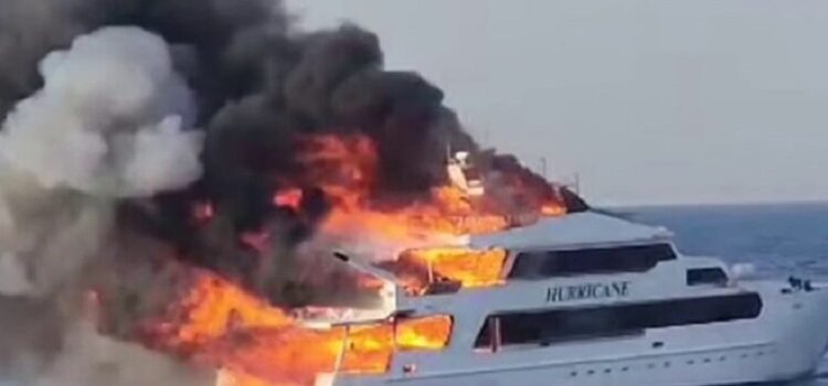 VIDEO. O navă a luat foc pe mare, în Egipt. Trei persoane sunt dispărute