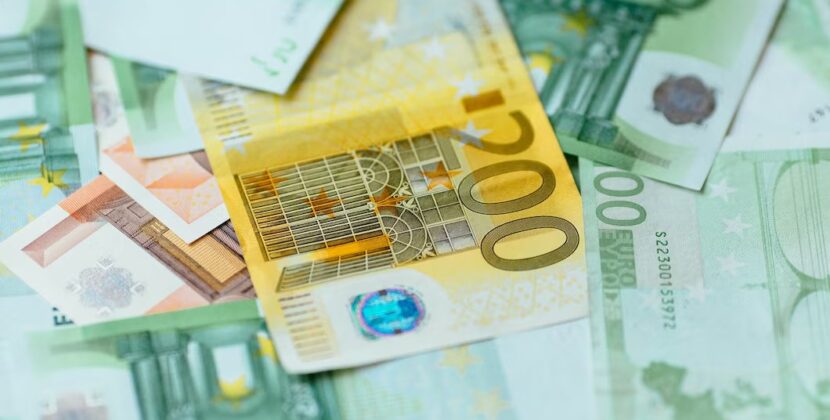 Corupție în flagrant. O tânără cerut 5.000 de euro unei femei pentru a „aranja” să-i elibereze soțul din arest