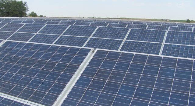 Parc fotovoltaic construit de o primărie pentru a-și reduce facturile la energie pentru clădiri și la sistemul de semaforizare