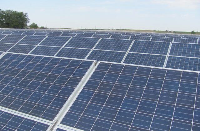 Parc fotovoltaic construit de o primărie pentru a-și reduce facturile la energie pentru clădiri și la sistemul de semaforizare