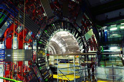 Large Hadron Collider de la CERN e cel mai mare experiment