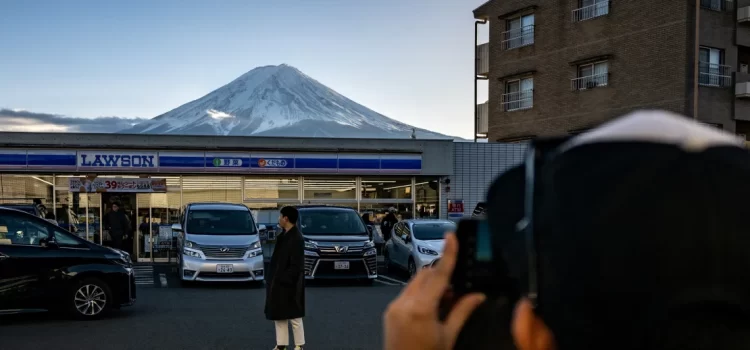 Un oraș japonez împiedică fotografiile turiștilor cu Muntele Fuji