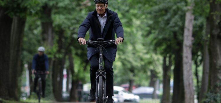 Cum a fost surprins Iohannis la munte. Șeful statului a mers pe bicicletă la Parcul Național Piatra Craiului
