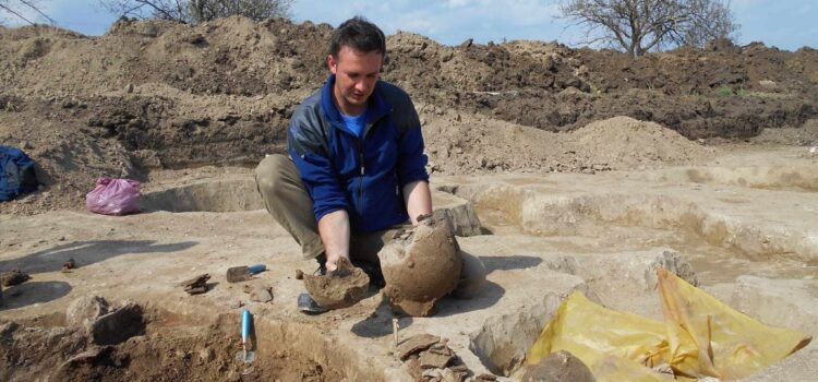 Povestea unui tânăr arheolog de succes din România: „Momentele în care aduci la lumină un artefact vor fi de neuitat” FOTO