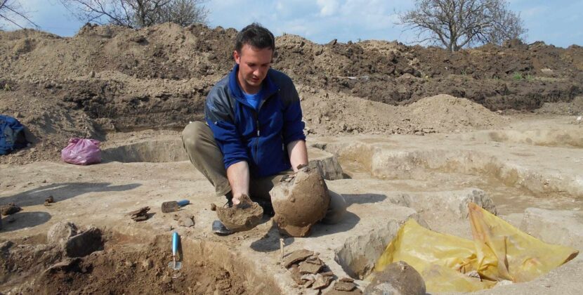 Povestea unui tânăr arheolog de succes din România: „Momentele în care aduci la lumină un artefact vor fi de neuitat” FOTO