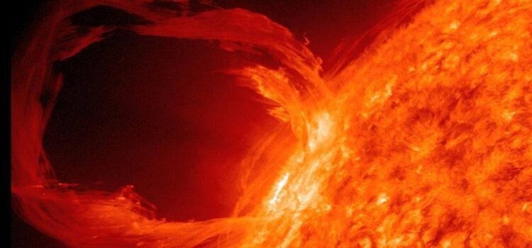 O furtună solară uriașă a început să erupă