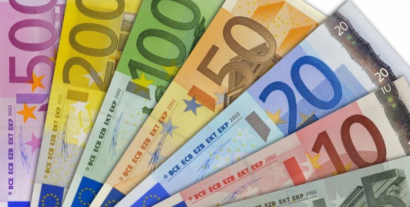 Cum a reușit o femeie din Arad să-și păcălească o prietenă pentru a-i da peste 10.000 de euro