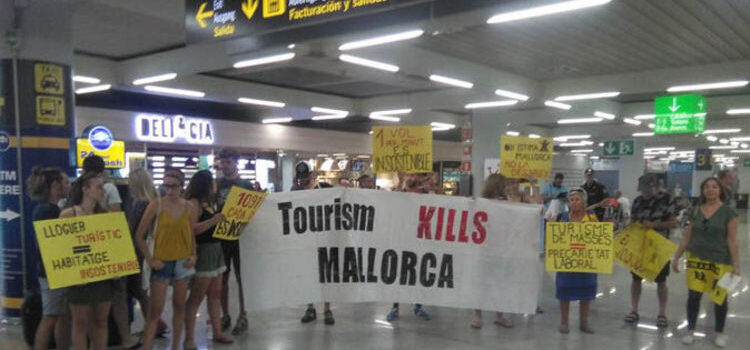 Protestul anti-turism blochează o plajă la Mallorca
