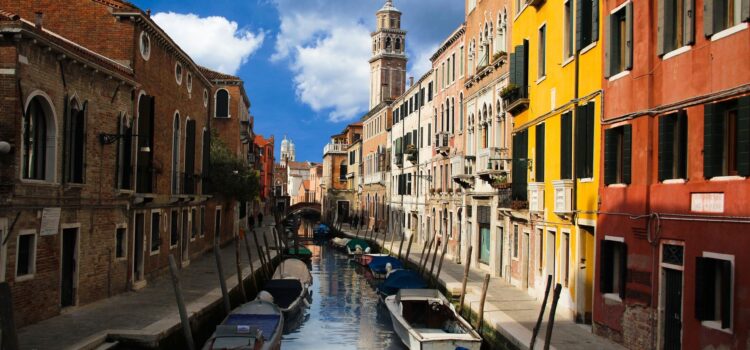 Veneția interzice grupurile mari de turiști și difuzoarele