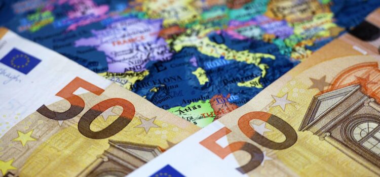 Există riscul unei noi CRIZE financiare în zona euro? Problemele Franței și Italiei generează preocupări majore