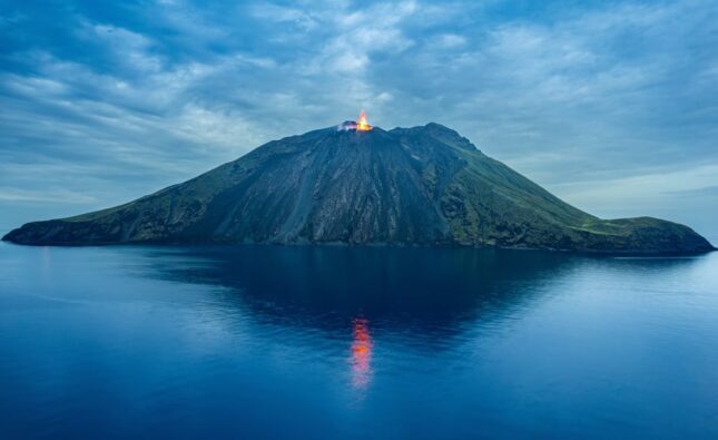 Vulcanul Stromboli Din Italia – Localizare, Istoria Erupțiilor, Curiozități