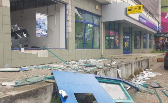 Un bancomat a fost aruncat în aer, în Arad. Hoții au plecat cu 200. 000 de lei, ei sunt căutați de Poliție VIDEO