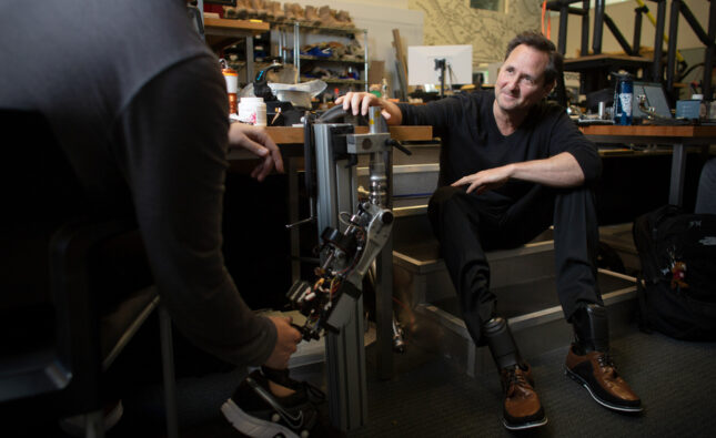 MIT a realizat primul picior bionic controlat în întregime de creier