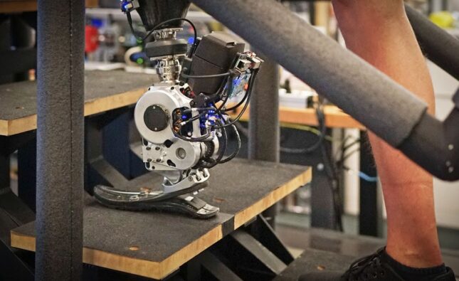 MIT a testat cu succes o nouă proteză bionică pentru picior