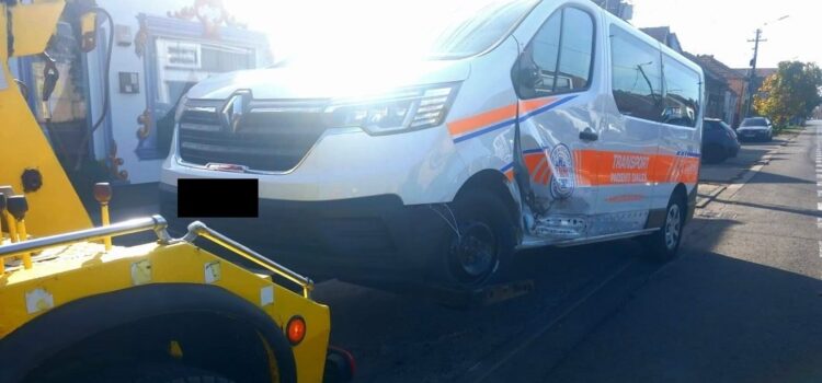 Șofer de ambulanţă beat provoacă un accident în Arad: „Abia vorbea, nu știa ce se întâmplă!”