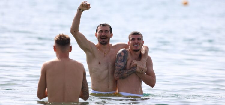 Naționala României, în mare! Imagini cu Radu Drăguşin şi celelalte vedete ale lui Mircea Lucescu, la bustul gol, în Mediterană