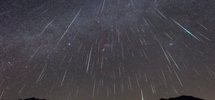 Cometa Atlas și Ploaia de Meteorii Geminide te așteaptă în iarnă