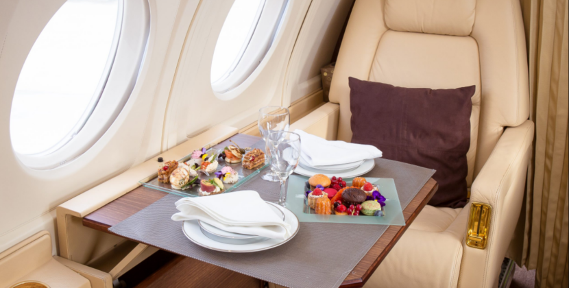 Ce mâncăruri rafinate te așteaptă la bordul avioanelor de lux