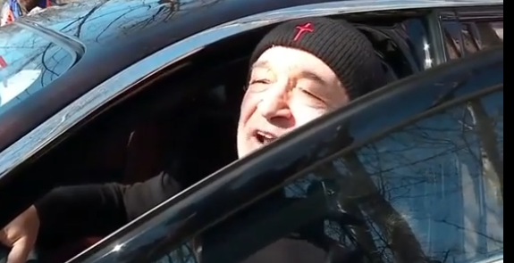 Gigi Becali s-a dat jos din Rolls-Royce-ul de 500.000 de euro şi a aruncat un potop de invective spre jurnalista care îl aştepta în fața Palatului: „Televiziune infractoare, mafioată”