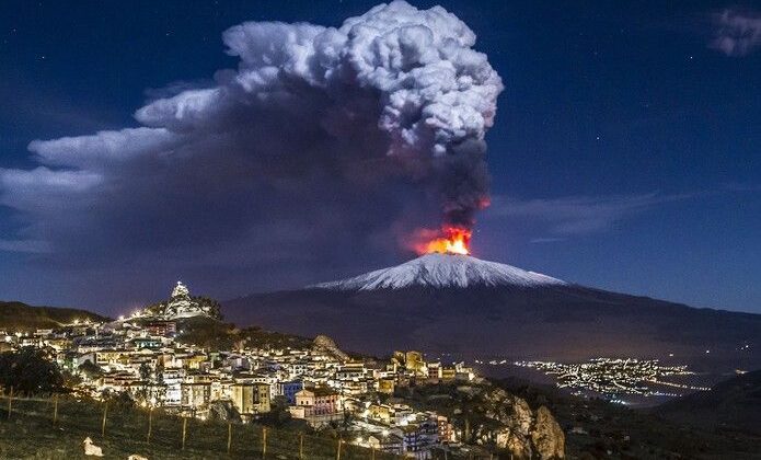 Selfie-uri periculoase. Unii turiști ajung pe vulcanul Etna în pantofi cu toc, pantaloni scurți sau pe bicicletă
