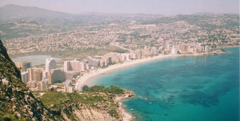 Costa Blanca te surprinde. O fostă așezare pescărească din regiunea Valencia atrage mii de turiști