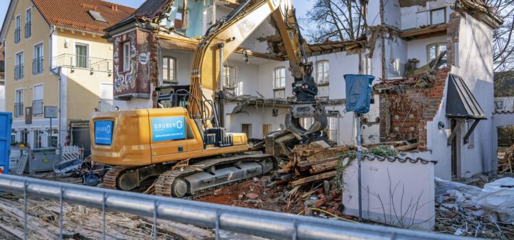 Ce trebuie să știi înainte să-ți demolezi casa, de la costuri la actele necesare pentru a obține o autorizație