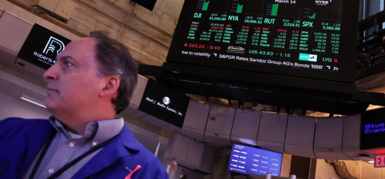 Încrederea cetățenilor americani în starea economiei se deteriorează, în contextul politicilor aplicate de Trump