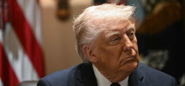 Donald Trump va aplica taxe comerciale țărilor care cumpără petrol și gaze din Venezuela