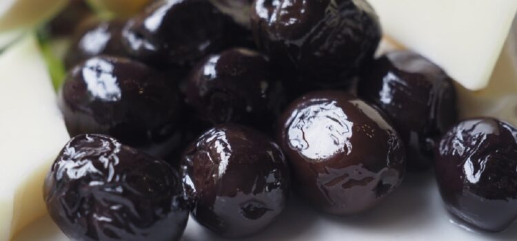 De ce sunt măslinele negre. Cum deosebim măslinele vopsite negre de cele naturale