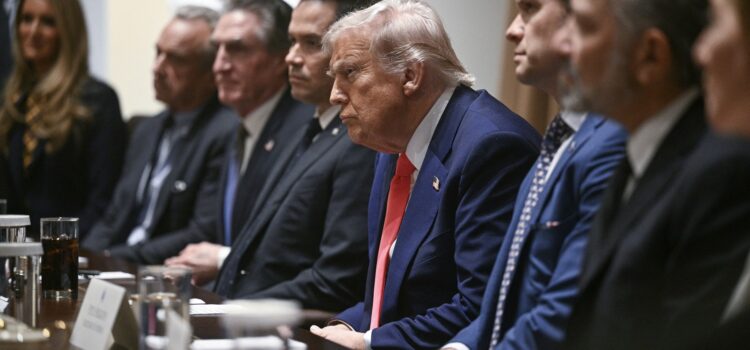 Trump salută performanțele economice ale SUA, dar admite „costuri ale tranziției” taxelor vamale