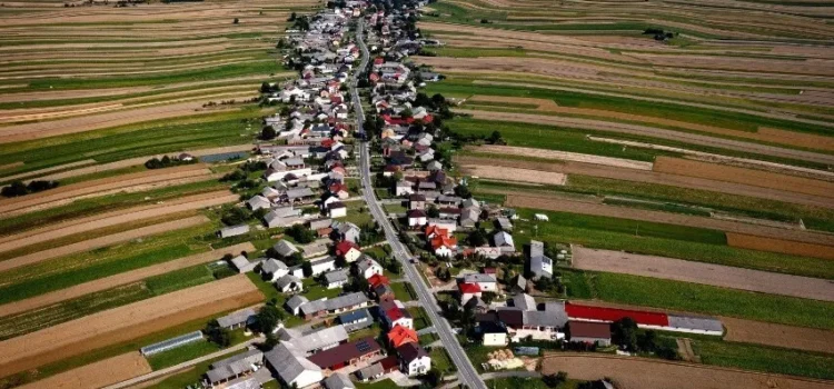 Vizitează satul unde 6.000 de oameni trăiesc pe o singură stradă