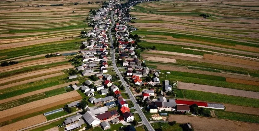 Vizitează satul unde 6.000 de oameni trăiesc pe o singură stradă