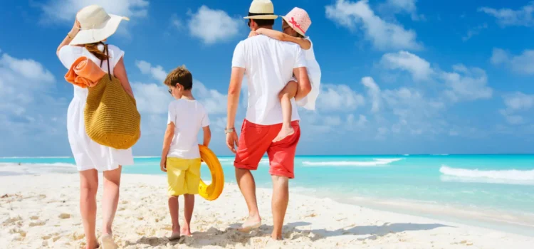 25% dintre turiștii români pleacă anul acesta în concediu cu copii