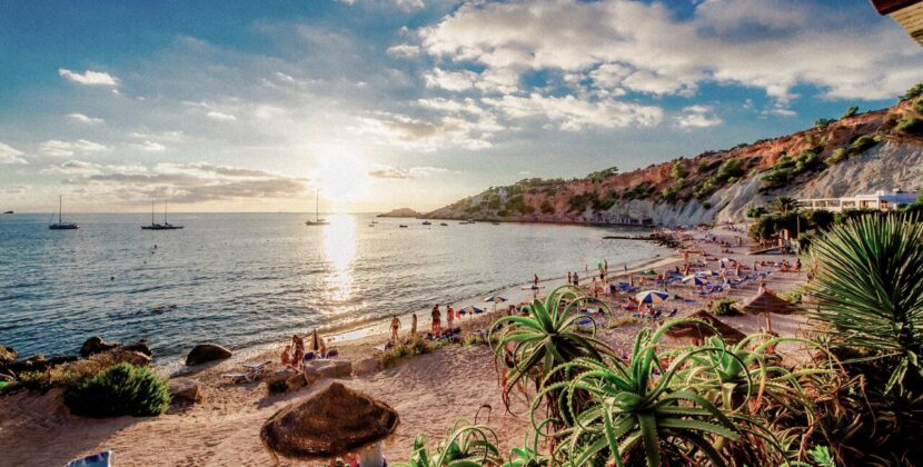 Ibiza interzice turiștilor să mai vină pe insulă cu mașinile personale