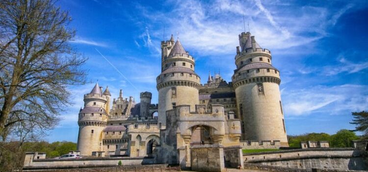 Pierrefonds e o cetate fortificată care datează din epoca medievală