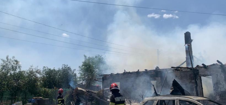 Incendiu provocat de copii în Curtici. S-au jucat cu focul și au incendiat locuinţe sociale, un cabinet veterinar şi o maşină