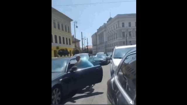 Bătaie în trafic la Arad: un bărbat de 55 de ani a fost reținut după ce a agresat un tânăr șofer. Momentul a fost filmat