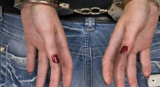 Mamă arestată după ce şi-a torturat fiica cu handicap: a scufundat-o cu capul în vana pentru animale