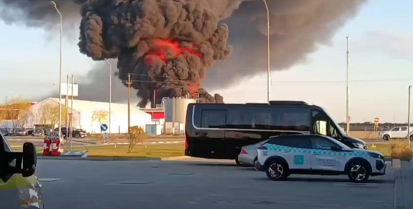 Incendiu la o fabrică de polistiren din Arad. Au fost emise trei mesaje RO-Alert din cauza fumului dens
