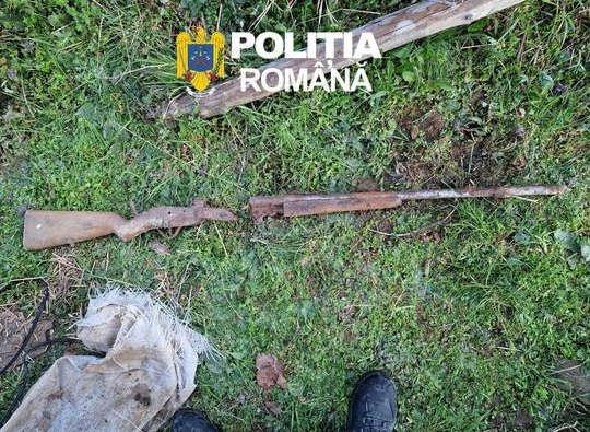 Percheziții de amploare în Arad: patru bărbați reținuți, arme ilegale, muniție și sute de trofee descoperite