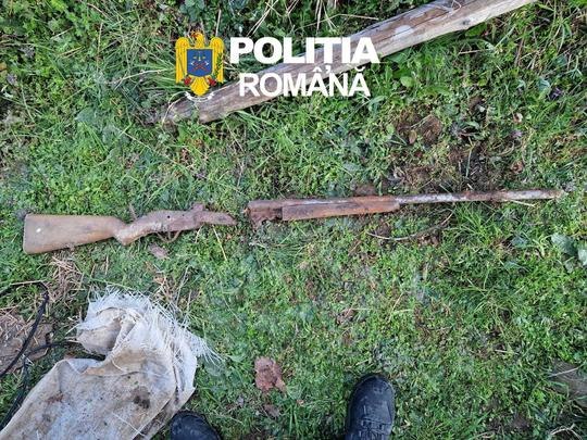 Percheziții de amploare în Arad: patru bărbați reținuți, arme ilegale, muniție și sute de trofee descoperite