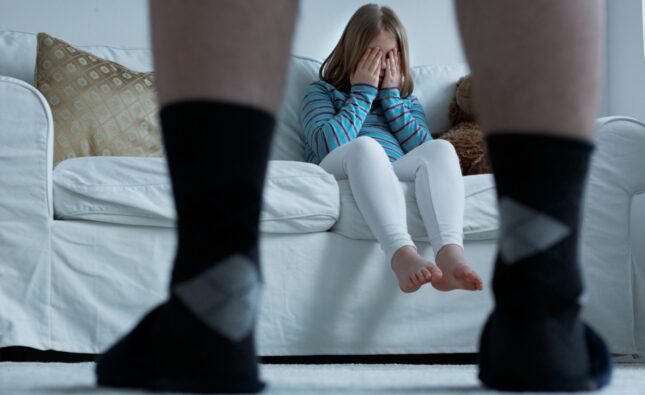 O mamă și concubinul ei, trimiși în judecată după doi ani de violuri și perversiuni asupra fetiței femeii