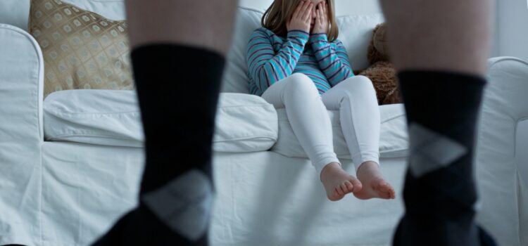 O mamă și concubinul ei, trimiși în judecată după doi ani de violuri și perversiuni asupra fetiței femeii