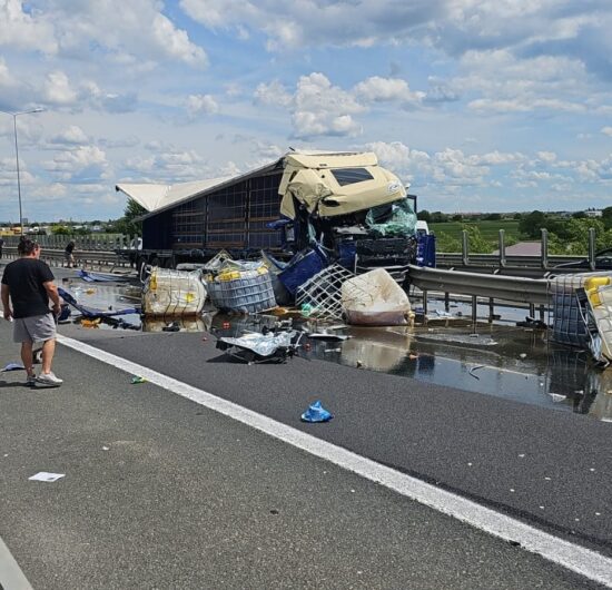 Imagini de la coliziunea dintre două tiruri pe autostrada A1. Încărcătura unui autotren s-a împrăștiat pe șosea, iar circulația este deviată