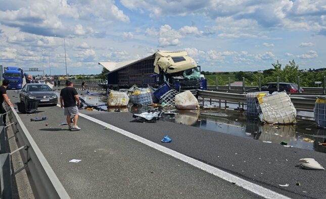 Imagini de la coliziunea dintre două tiruri pe autostrada A1. Încărcătura unui autotren s-a împrăștiat pe șosea, iar circulația este deviată